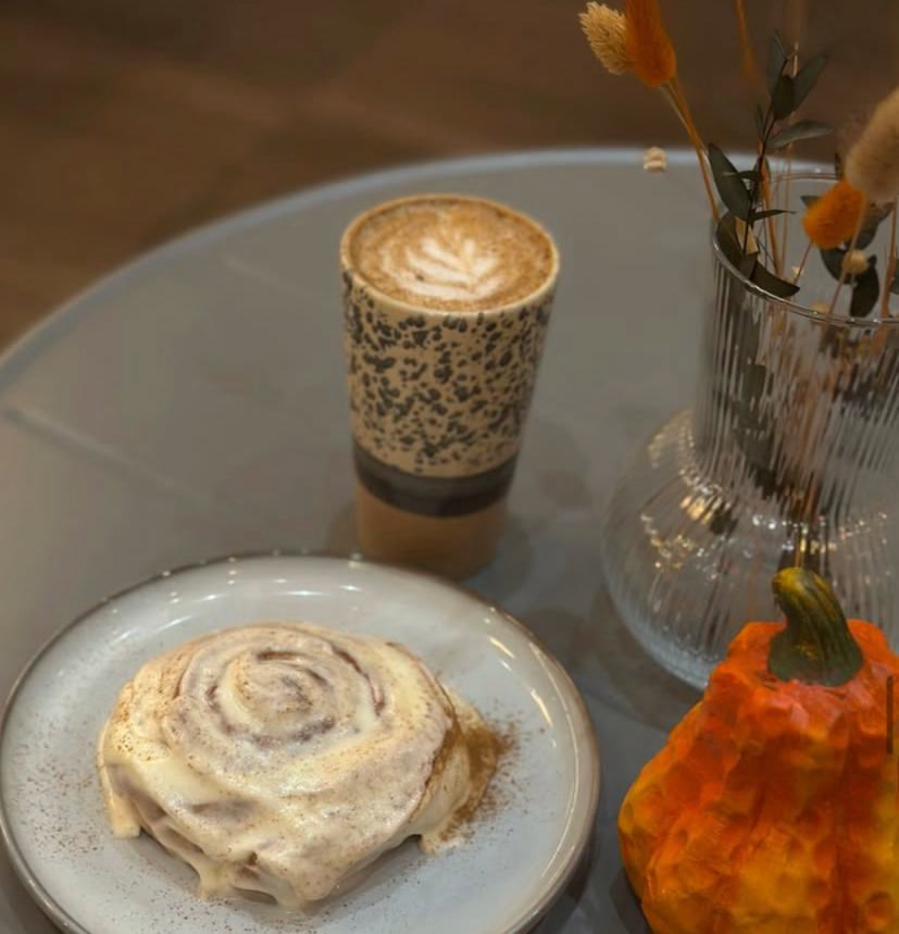 Cinnamon roll and latte art